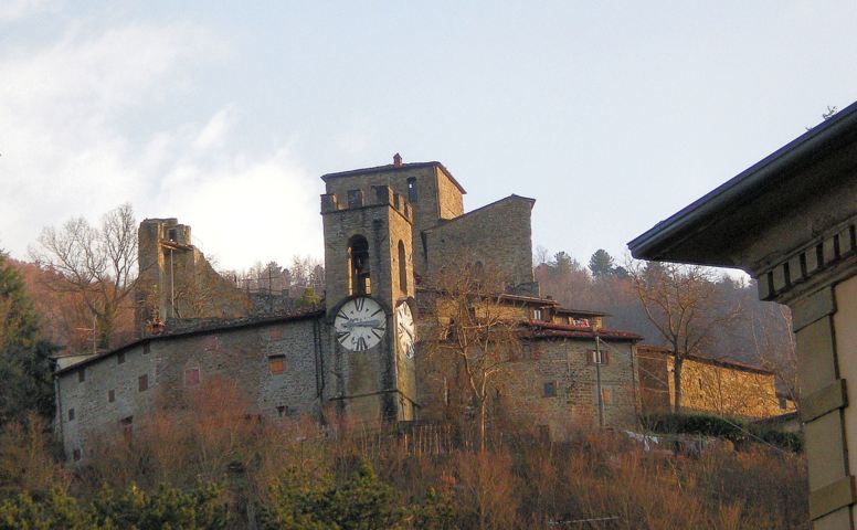 Il castello con la torre dell'orologio di Castel San Niccolò