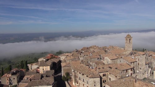 Il panorama con la nebbia del borgo di Montecchio