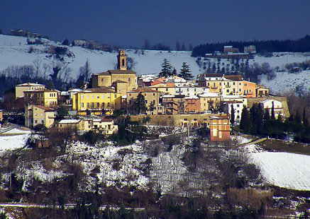 Il borgo di Rosora con la neve