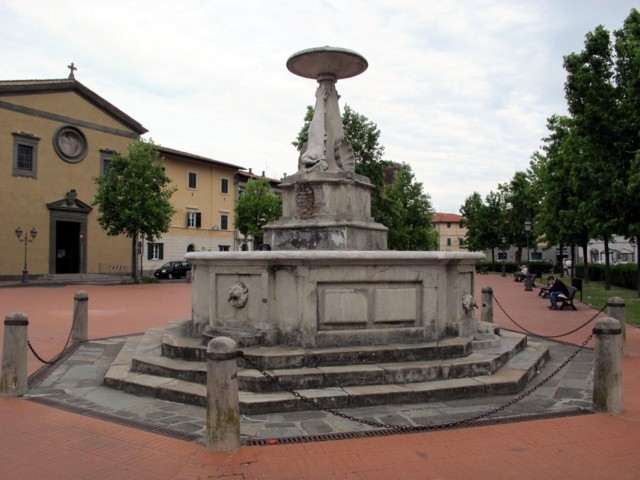 La piazza con la fontana di Bientina