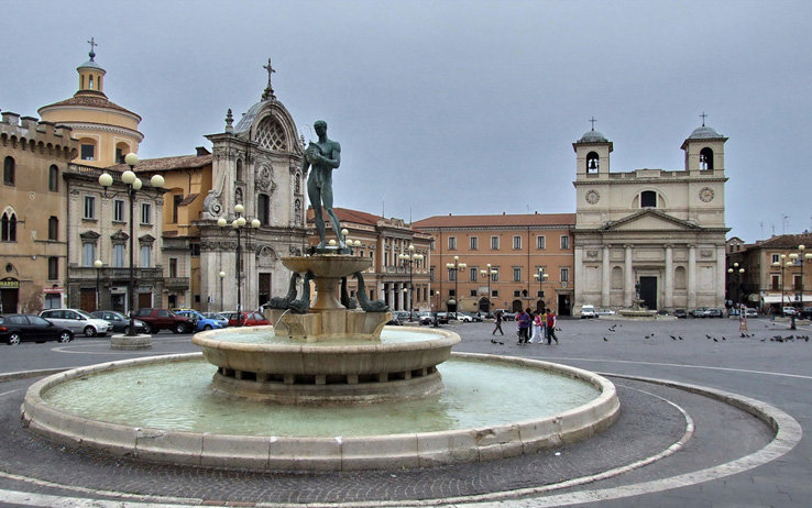 La città dell'Aquila, la sua piazza con la fontana