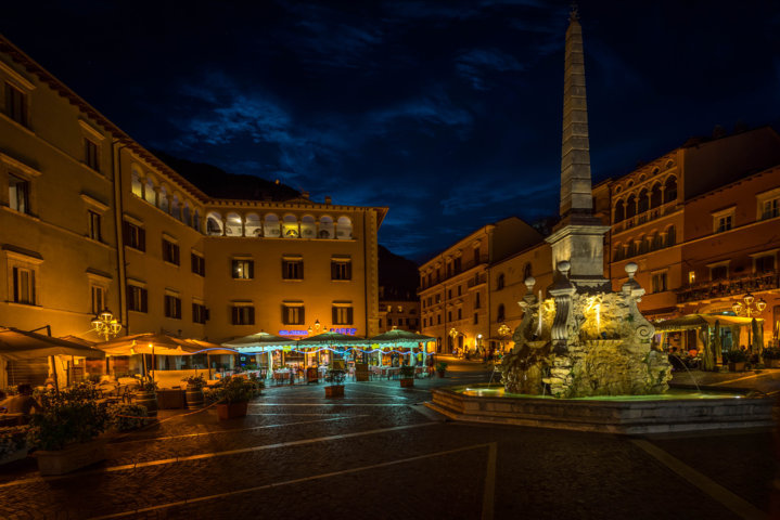 La piazza dell'obelisco di Tagliacozzo in versione notturna