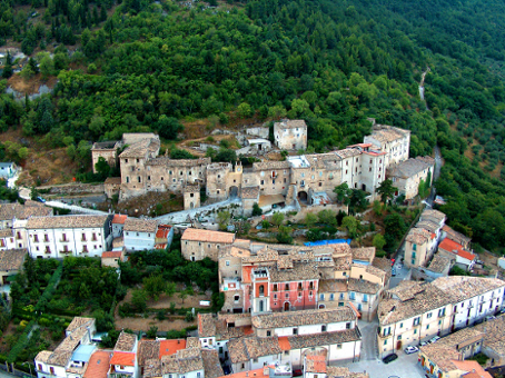 Un'immagine panoramica del borgo di Vittorito
