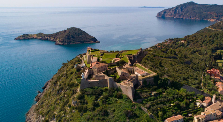 Un'immagine aerea di Monte Argentario